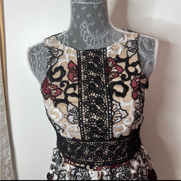 Monique Lhuillier gown with an all-over lace floral appliqué styling Gown - Picture 3 of 4